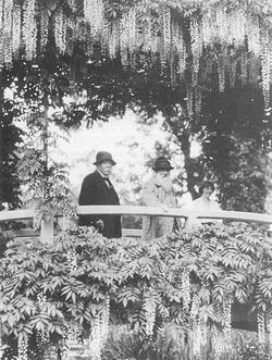 Клод Моне и Жорж Клемансо на японском мостике в живерни 1921г